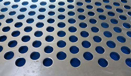 圓孔(kong)沖孔網(wang)的度如(rú)何保證(zhèng)