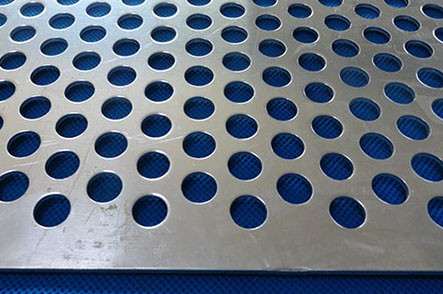 不(bú)鏽鋼沖孔(kǒng)網在化工(gōng)業的重要(yao)性