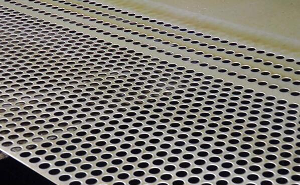 鋼闆沖孔(kong)網在沖孔的時(shi)候要注意的問(wèn)題