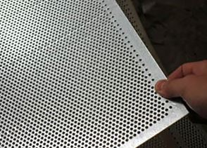 不鏽(xiu)鋼沖孔網(wǎng)切割時的(de)難度有哪(nǎ)些