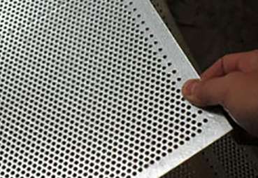 不鏽(xiù)鋼沖孔(kong)網隔音(yīn)闆的工(gōng)作效果(guǒ)及原理(li)