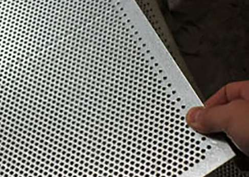 不鏽鋼沖(chong)孔網在化(huà)工業的重(zhong)要性