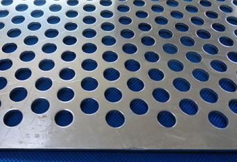 如(ru)何保證不(bu)鏽鋼沖孔(kong)網的平整(zhěng)度